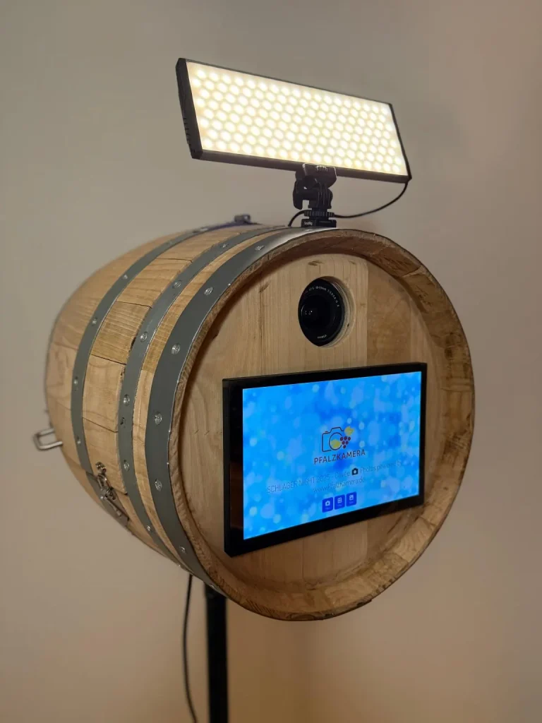 Pfalzkamera Fotobox im Weinfass-Design mit Licht und Touchscreen